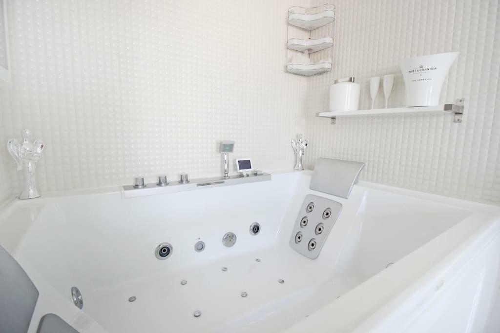 White Luxury Penthouse In City Centre Amsterdam Exterior photo